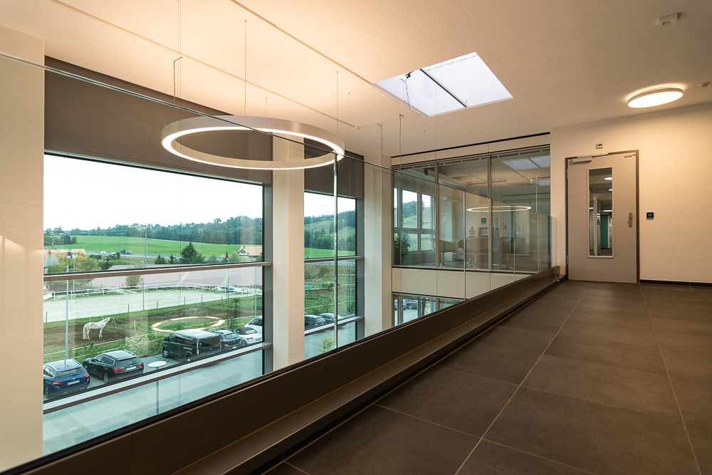 Fabrikgebäude Bumotec SA in Vuadens, bei Bulle