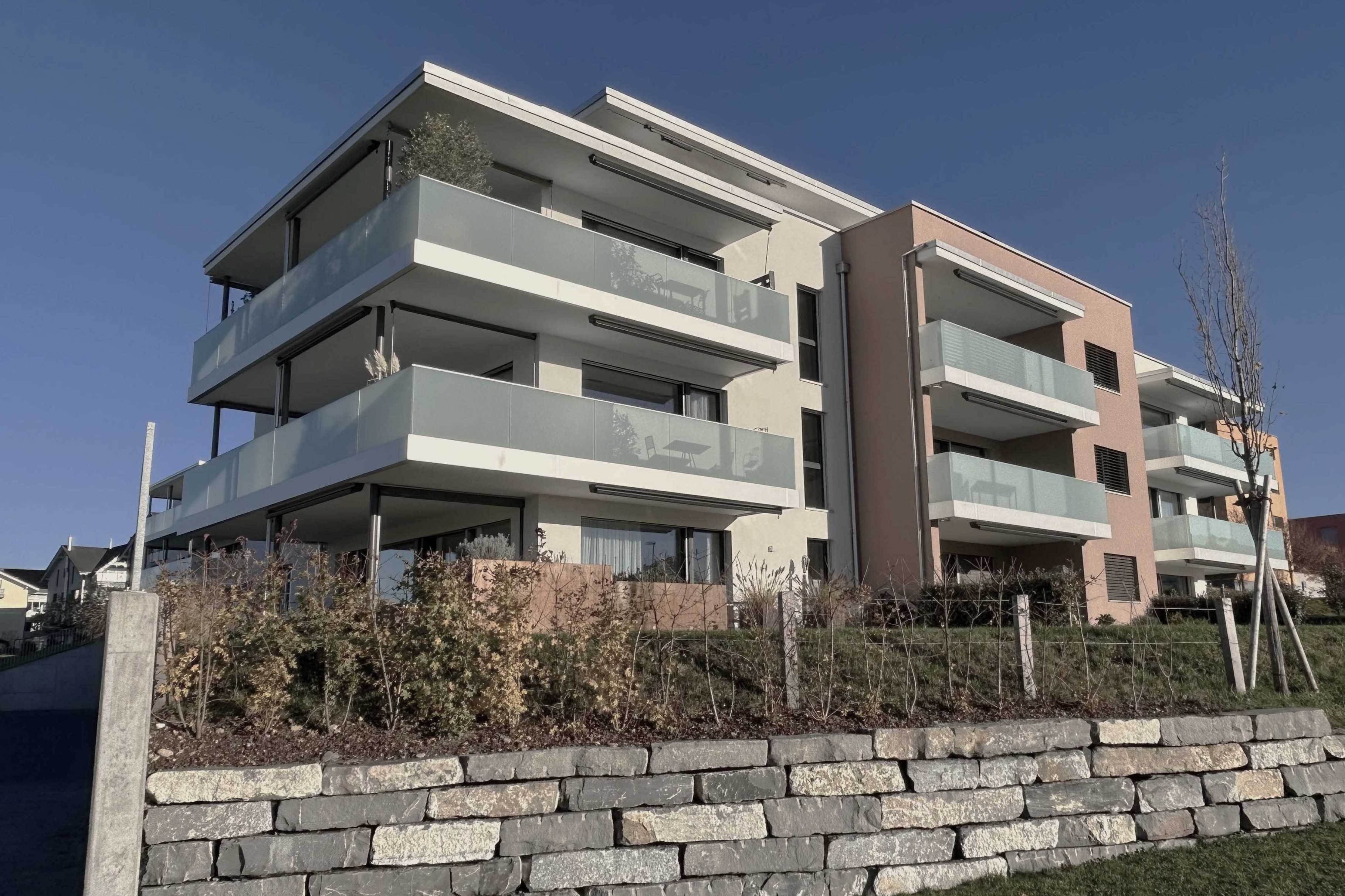 Moderne Mehrfamilienhäuser in Wünnewil