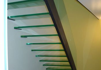 Stahltreppe, mit Glastritten und Ganzglasgeländer