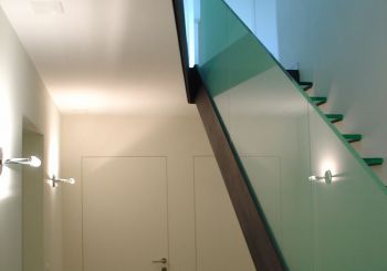 Stahltreppe, mit Glastritten und Ganzglasgeländer